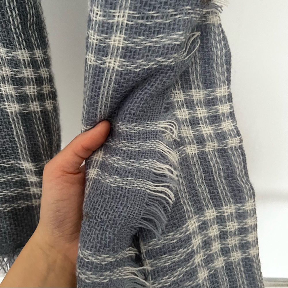 Large Blue Patterned Scarf - Picture 3 of 6